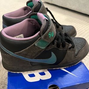 Nike Dunk Mid Premium SB